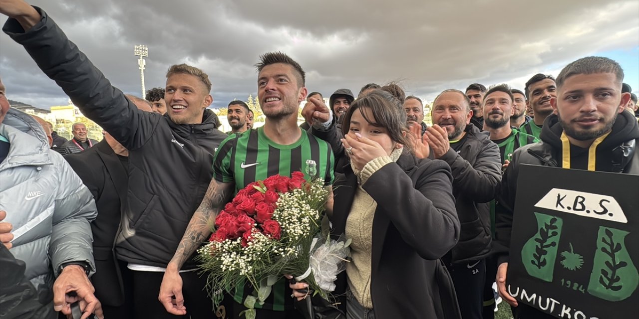 Kilis'te futbolcu, maç sonunda kız arkadaşına evlenme teklifinde bulundu