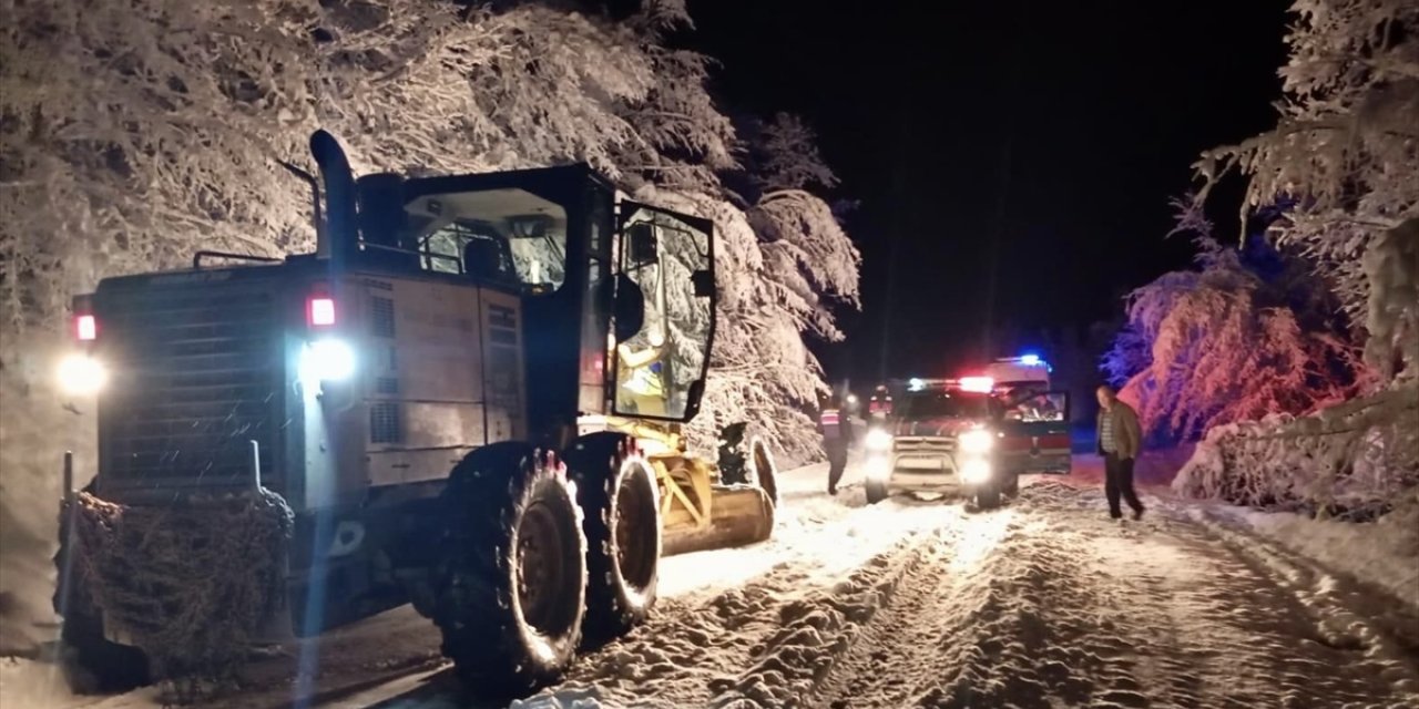 Sinop’ta kar nedeniyle köylerinde mahsur kalan iki hasta kurtarıldı