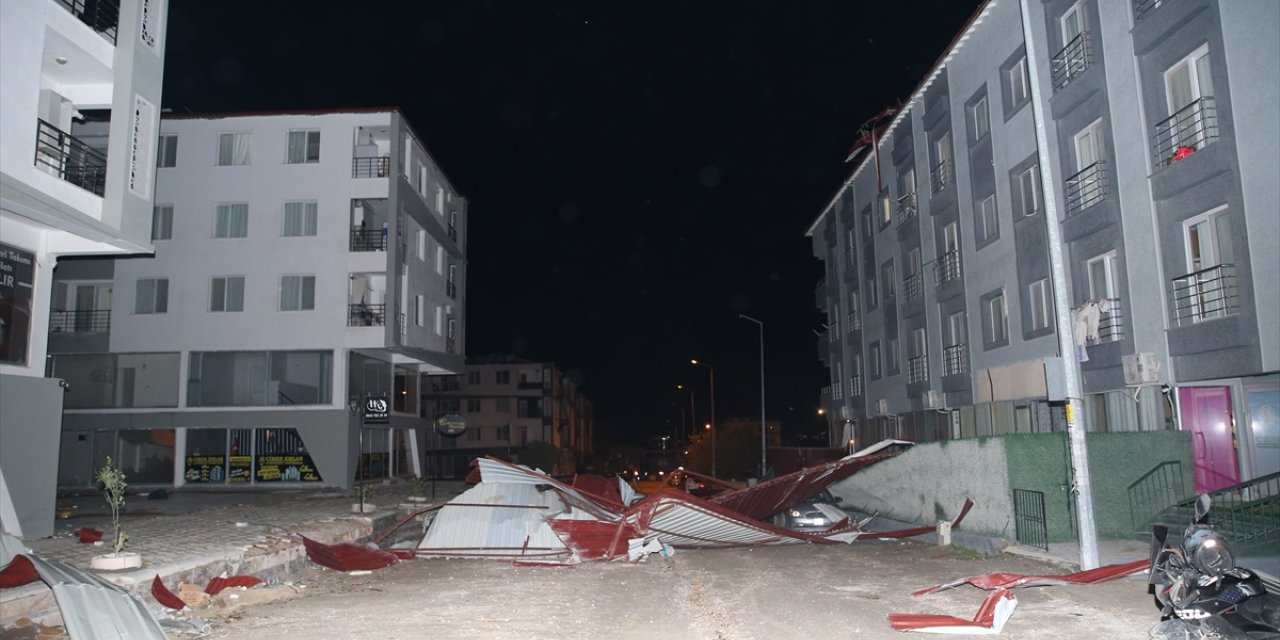 Hatay'da şiddetli rüzgar bir sitedeki binaların çatılarını uçurdu