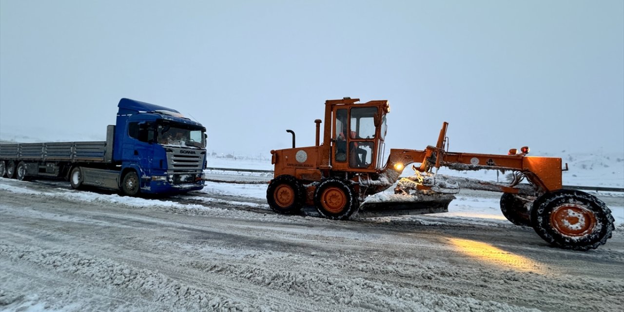 Kayseri'de kapanan yolları açan ekipler, mahsur kalan sürücülere yardım etti