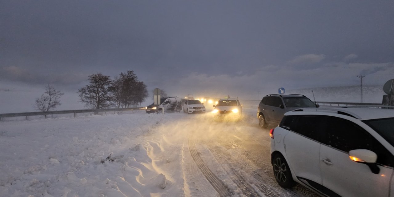 Çorum'daki zincirleme trafik kazasında 1 kişi öldü