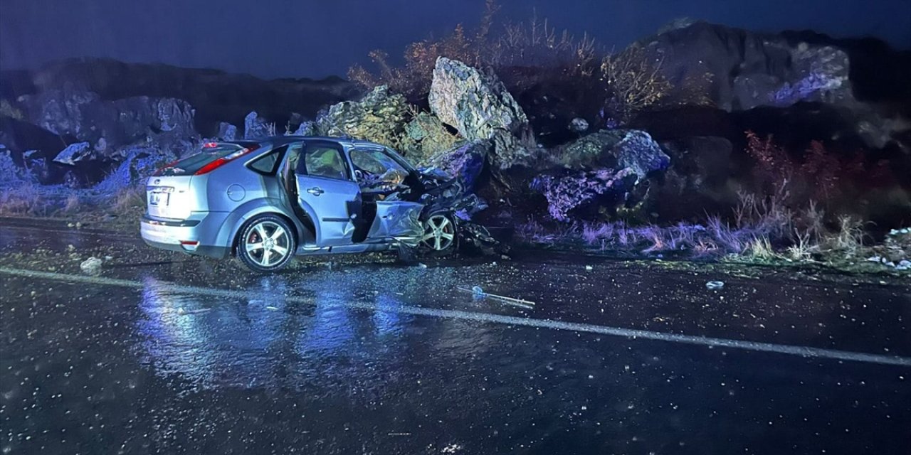 Diyarbakır'da otomobilin kayalıklara çarpması sonucu 3 kişi öldü, 2 kişi yaralandı