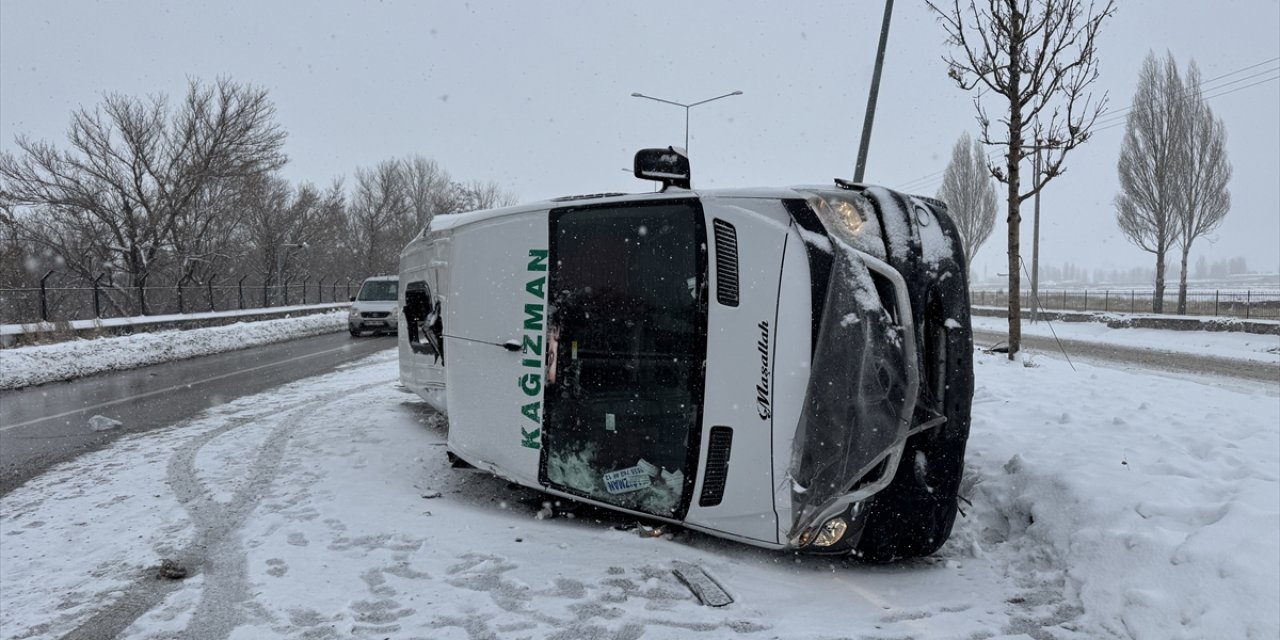 Erzurum'da direğe çarparak devrilen minibüsteki 8 kişi yaralandı