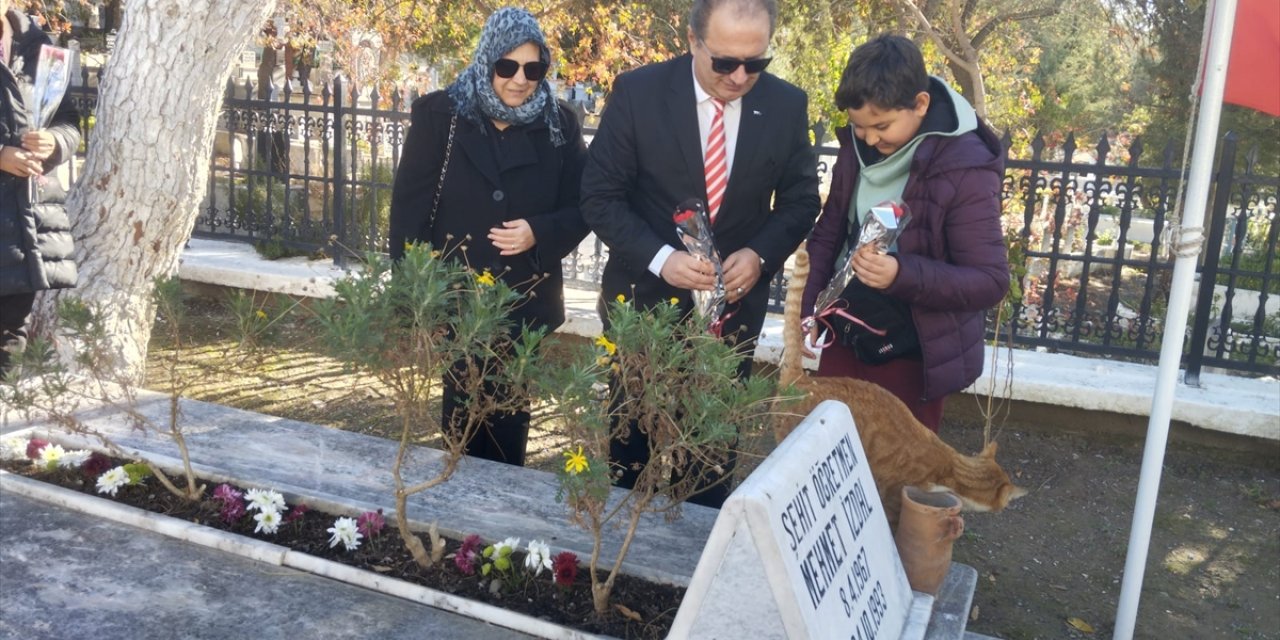 Terör örgütü PKK tarafından şehit edilen öğretmen Mehmet İzdal anıldı