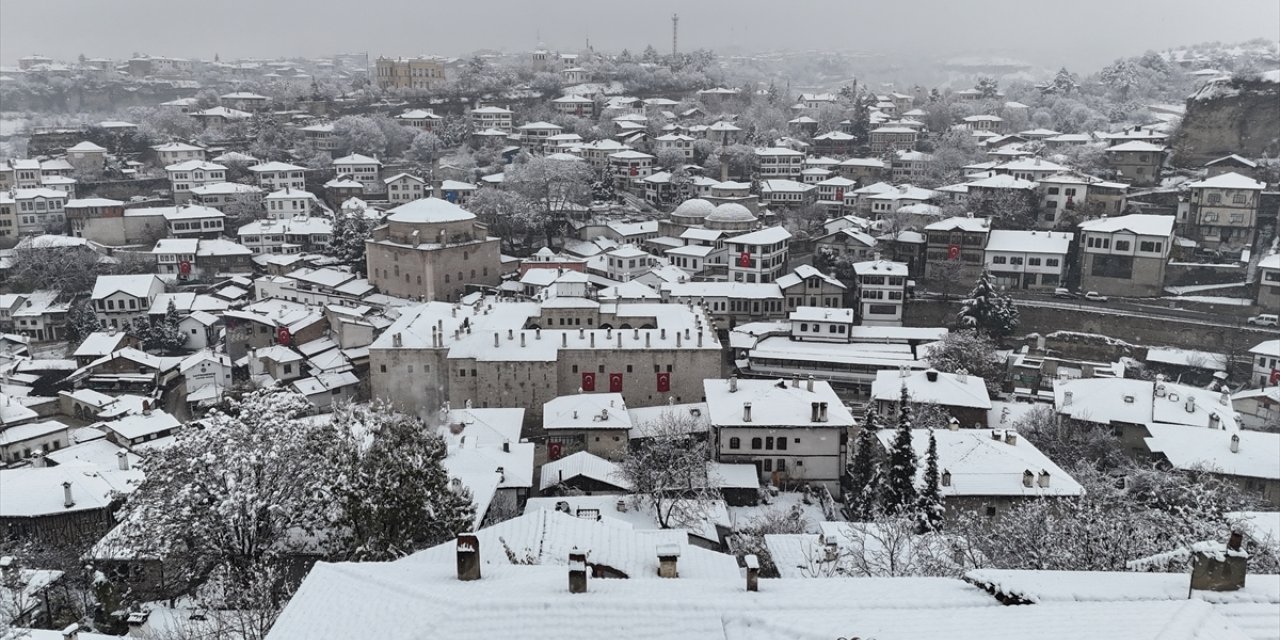 Karabük'te kar yağışı etkili oluyor