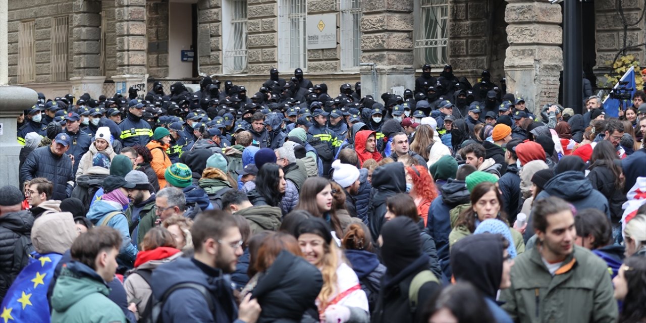 Gürcistan'da yeni parlamento muhalefetin protestosuna rağmen ilk oturumuna başladı