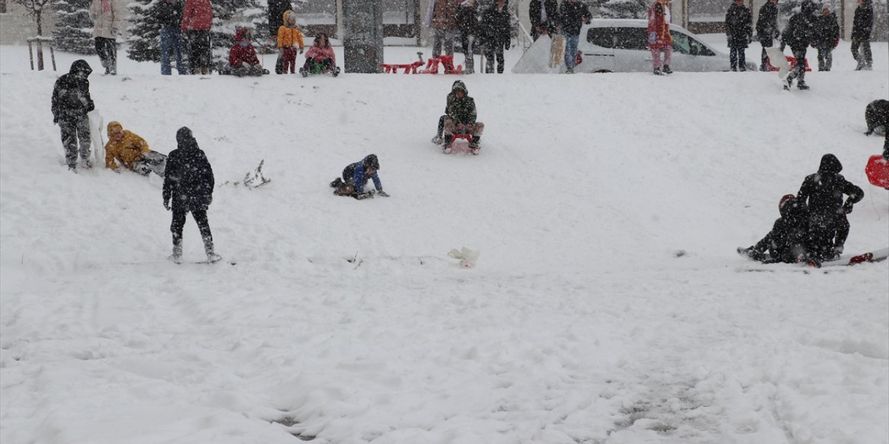 Erzurum'da kar tatilini fırsat bilen çocuklar mahalle aralarında kızakla kaydı