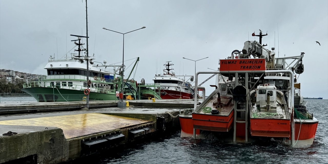 Karadeniz'de kötü hava koşulları balık avcılığını olumsuz etkiliyor