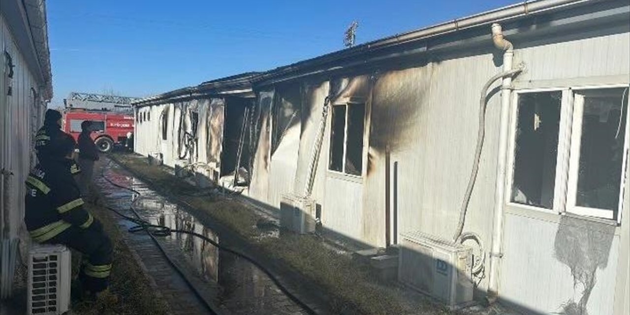 Manisa'da konteyner yatakhanede çıkan yangında 4 işçi yaralandı