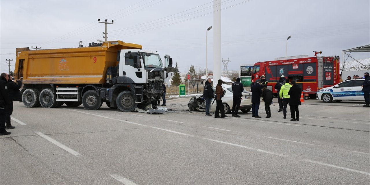 Eskişehir'de hafriyat kamyonuyla çarpışan otomobilin sürücüsü öldü