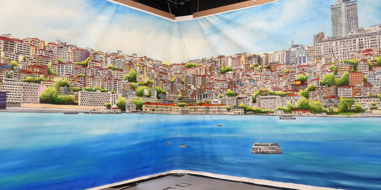 Ressam Alev Özas'ın "Dev İstanbul" eseri Kadıköy'de sanatseverlerle buluştu