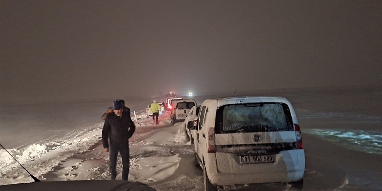 Kayseri'de belediye ekipleri tipide mahsur kalan 100 kişiyi kurtardı