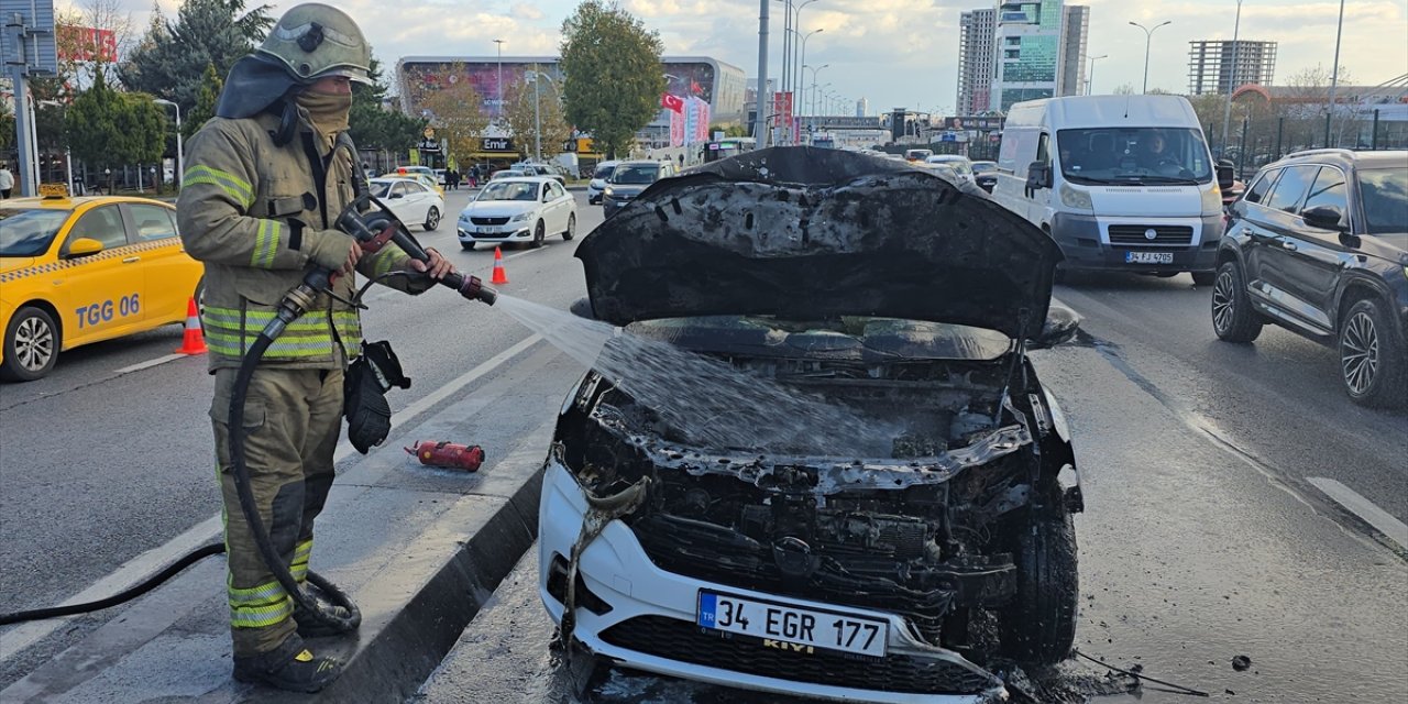 Beylikdüzü'nde seyir halindeki araçta çıkan yangın söndürüldü