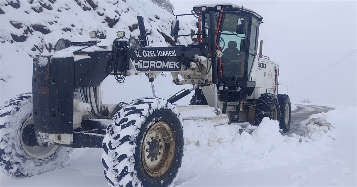 Elazığ'da kardan kapanan 127 köy yolu ulaşıma açıldı