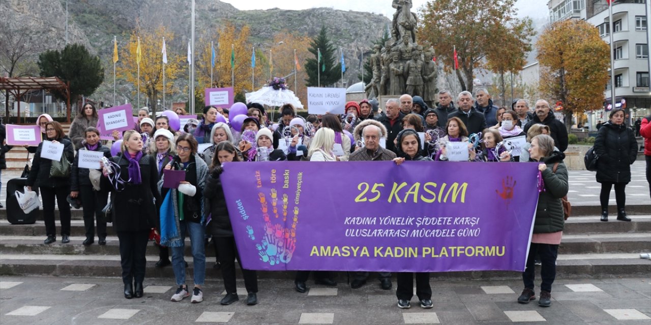 Amasya'da kadına yönelik şiddete karşı "mor mendil ve ayakkabılı" protesto yapıldı