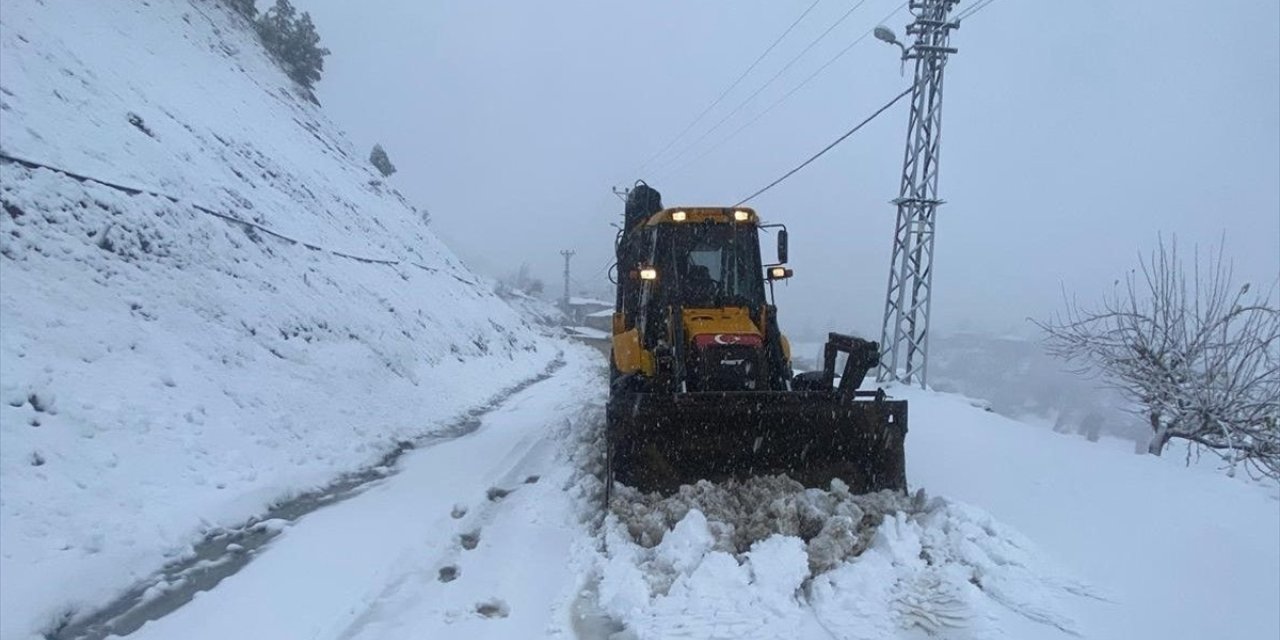 Kahramanmaraş'ta kar ve tipi nedeniyle kapanan 203 mahalle yolu ulaşıma açıldı