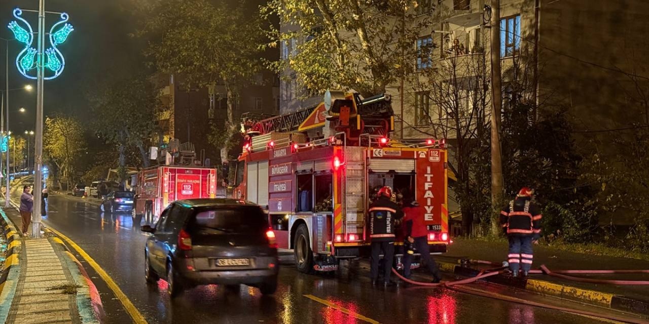 Sakarya'da üç katlı binanın çatısı yangında hasar gördü