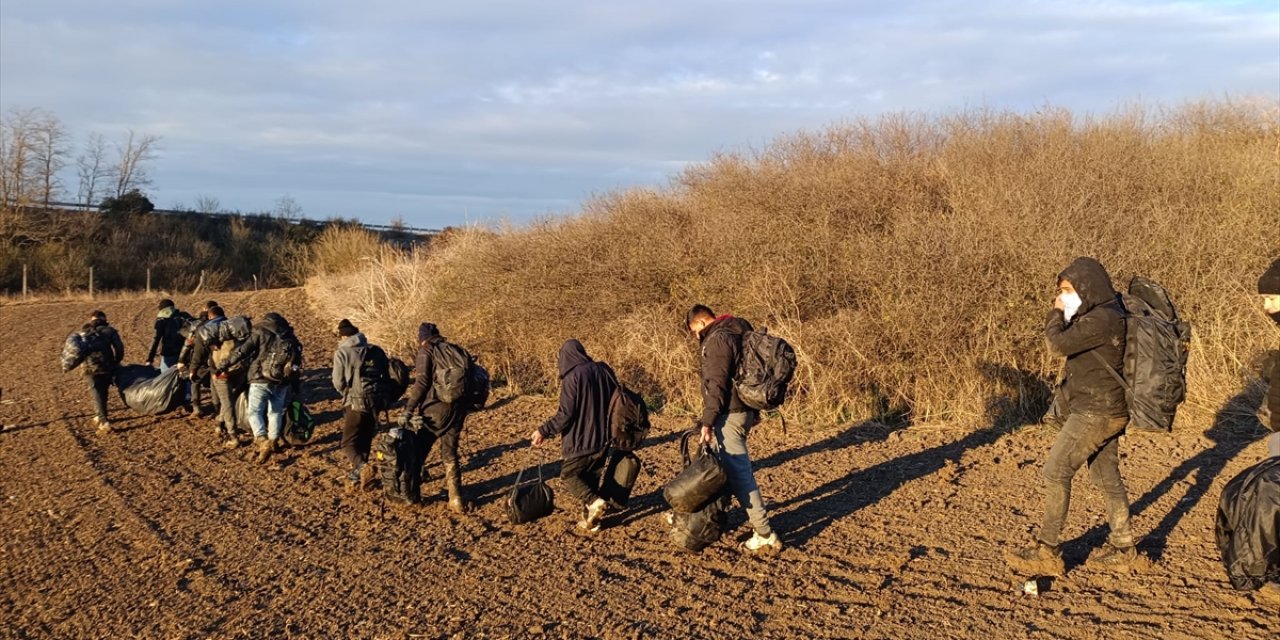 Tekirdağ'da 12 düzensiz göçmen yakalandı