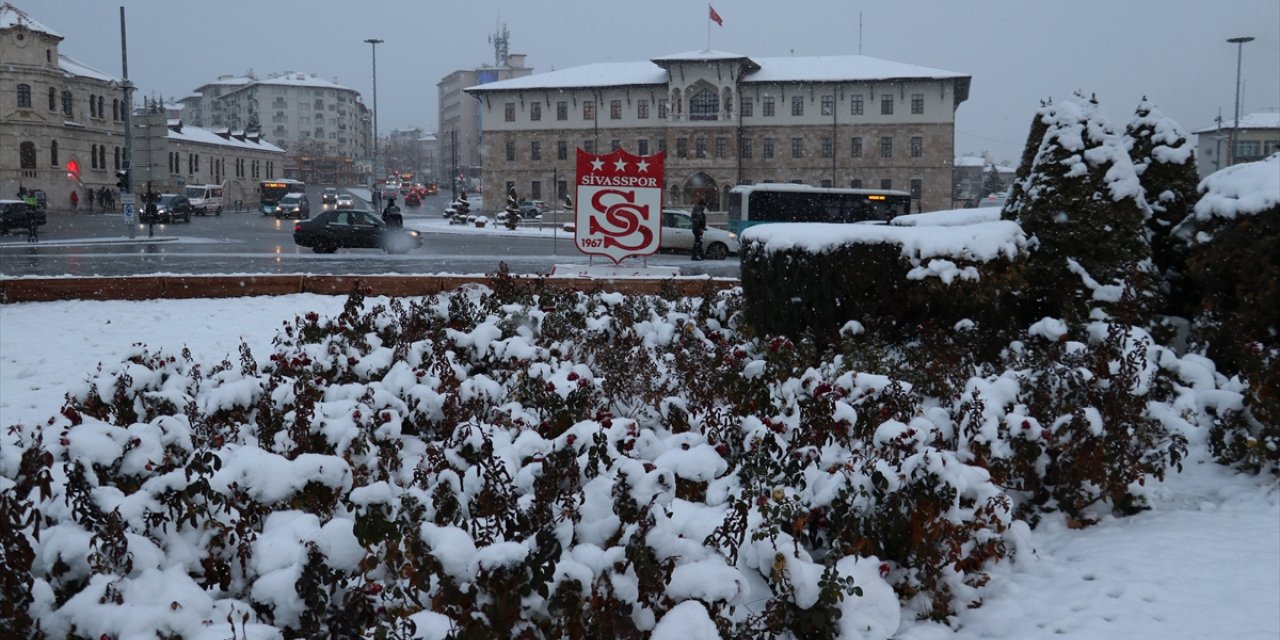 Sivas'ta kar ve tipi nedeniyle 645 köy yolu ulaşıma kapandı