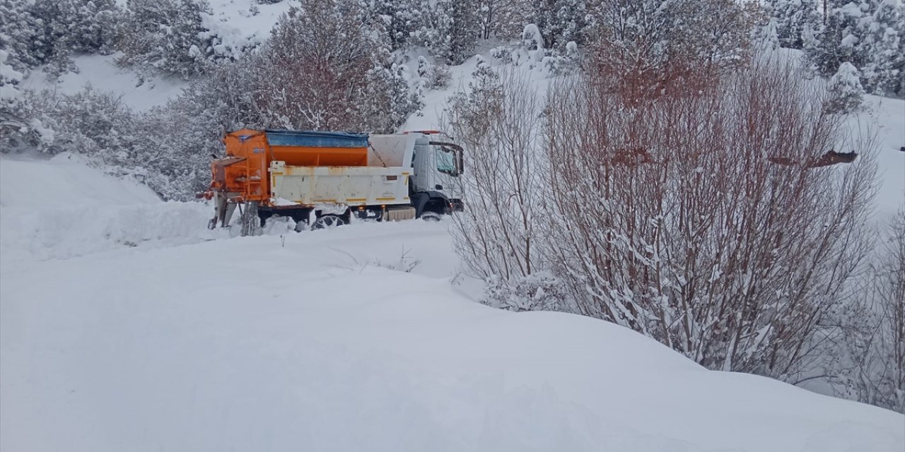 Orta ve Doğu Karadeniz'de karla mücadele çalışmaları devam ediyor