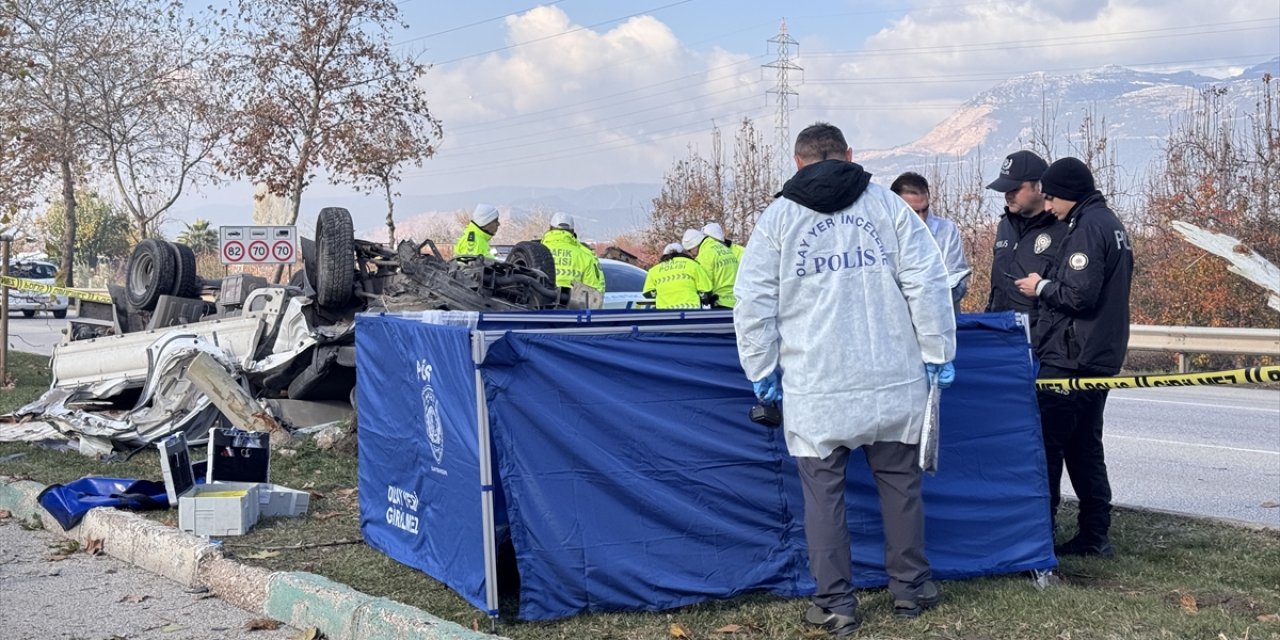 Bursa'da ağaçlara çarparak devrilen kamyonetteki 2 kişi öldü