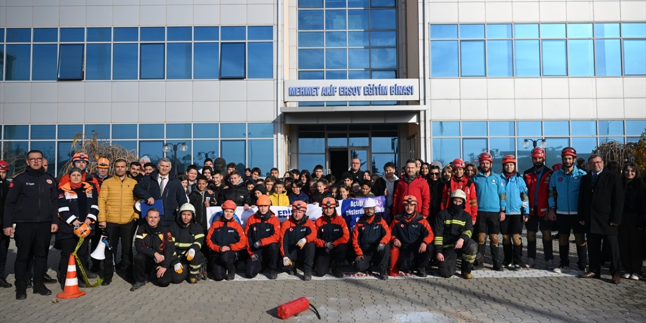 Edirne'de üniversite ve ortaokul öğrencilerinin katılımıyla deprem tatbikatı yapıldı