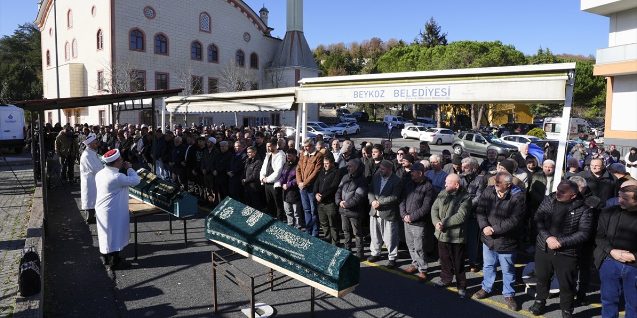 İstanbul'da intihar eden şüphelinin öldürdüğü eşi, oğlu ve kayınvalidesi de toprağa verildi