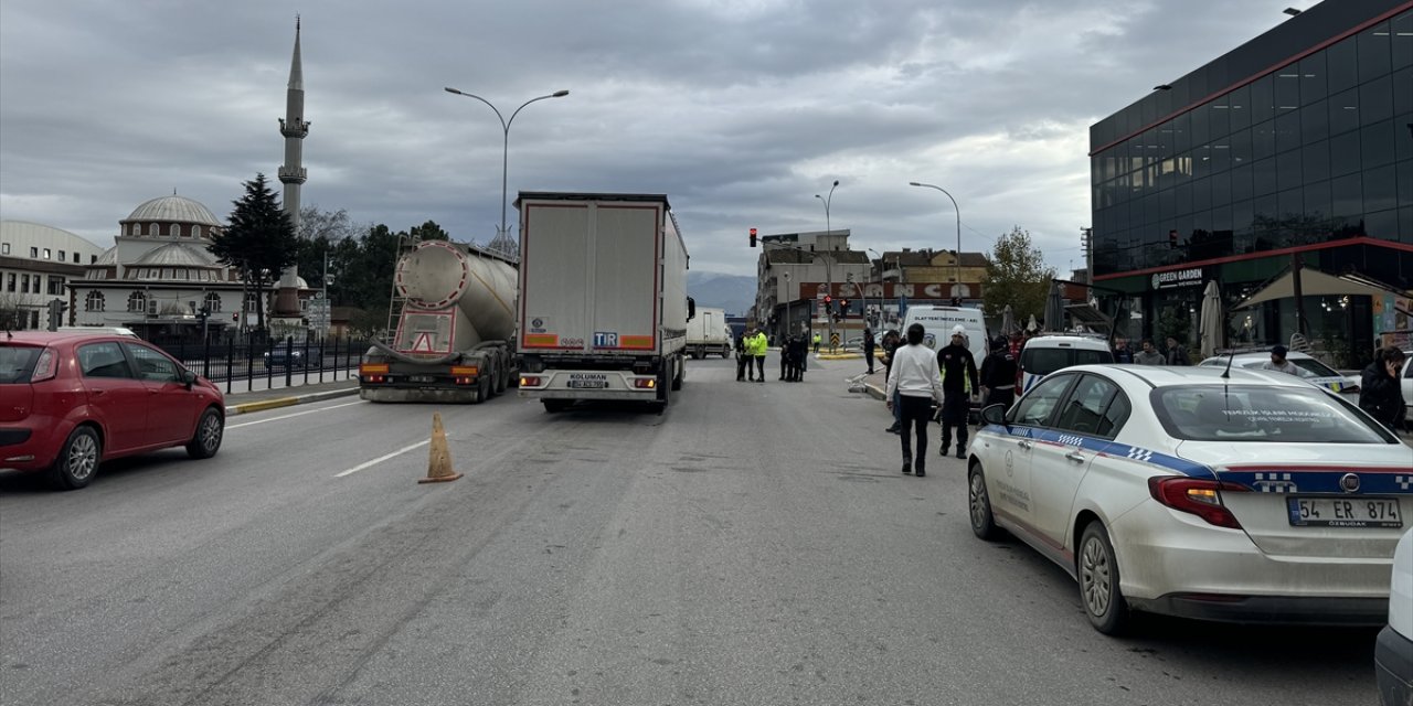 Sakarya'da tırın çarptığı kadın ağır yaralandı