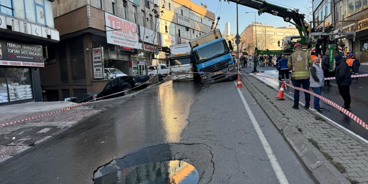 Güngören'de İSKİ kamyonu çalışma yaparken yol çöktü