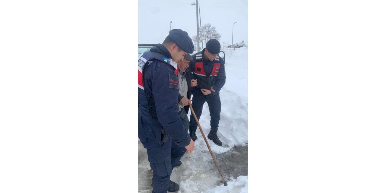 Karabük'te kar nedeniyle hastaneye gidemeyen kişilerin yardımına ekipler koştu