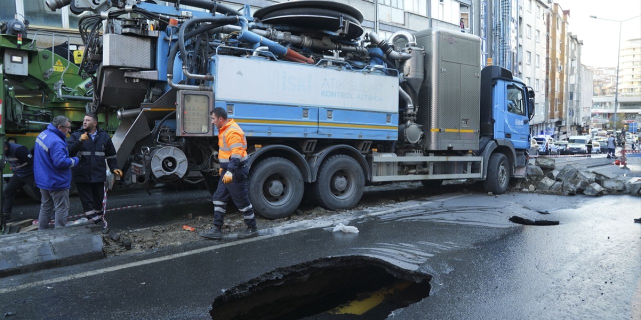 GÜNCELLEME - Güngören'de İSKİ kamyonu çalışma yaparken yol çöktü