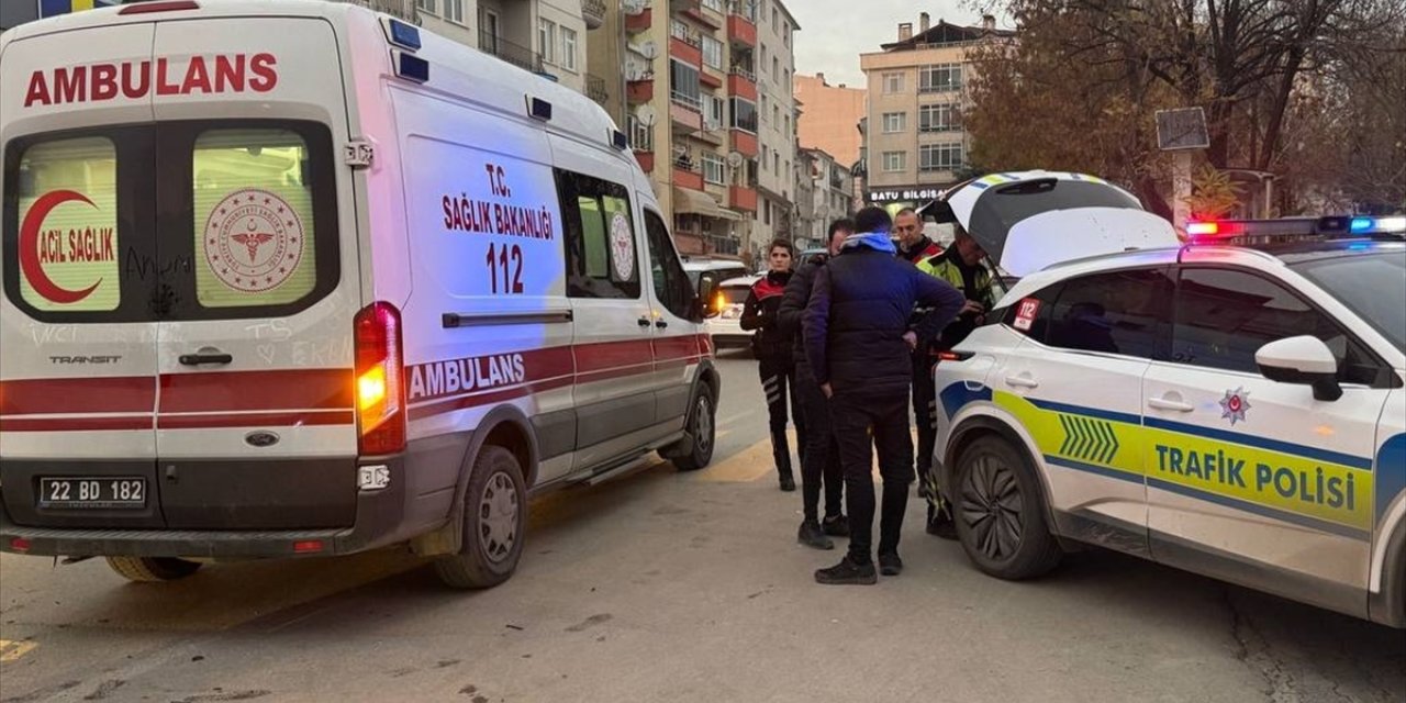 Edirne’de otomobille çarpışan motosikletteki 2 kişi yaralandı