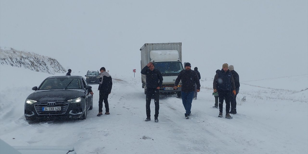 Sivas'ta kar yağışı, tipi ve buzlanma nedeniyle mahsur kalan 14 araç kurtarıldı