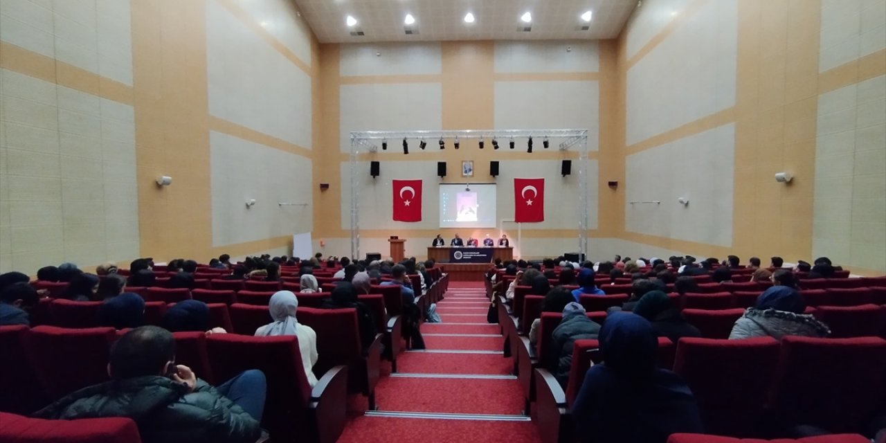 Erzurum'da kadına yönelik siber şiddet ve çözümü konuşuldu