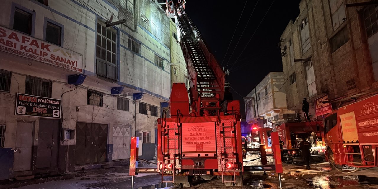 Gaziantep'te ayakkabı ve terlik imalathanesinde çıkan yangın söndürüldü