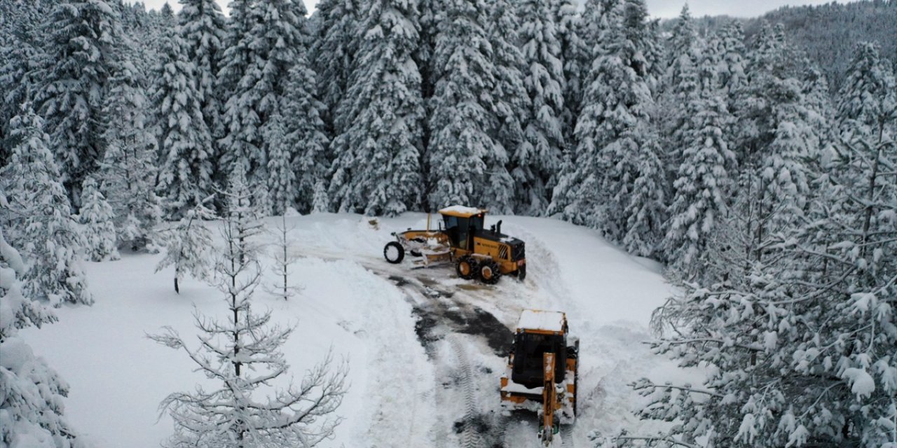 Kastamonu'da erken yağan kar "kar savaşçıları"nı mesaiye sonbaharda başlattı