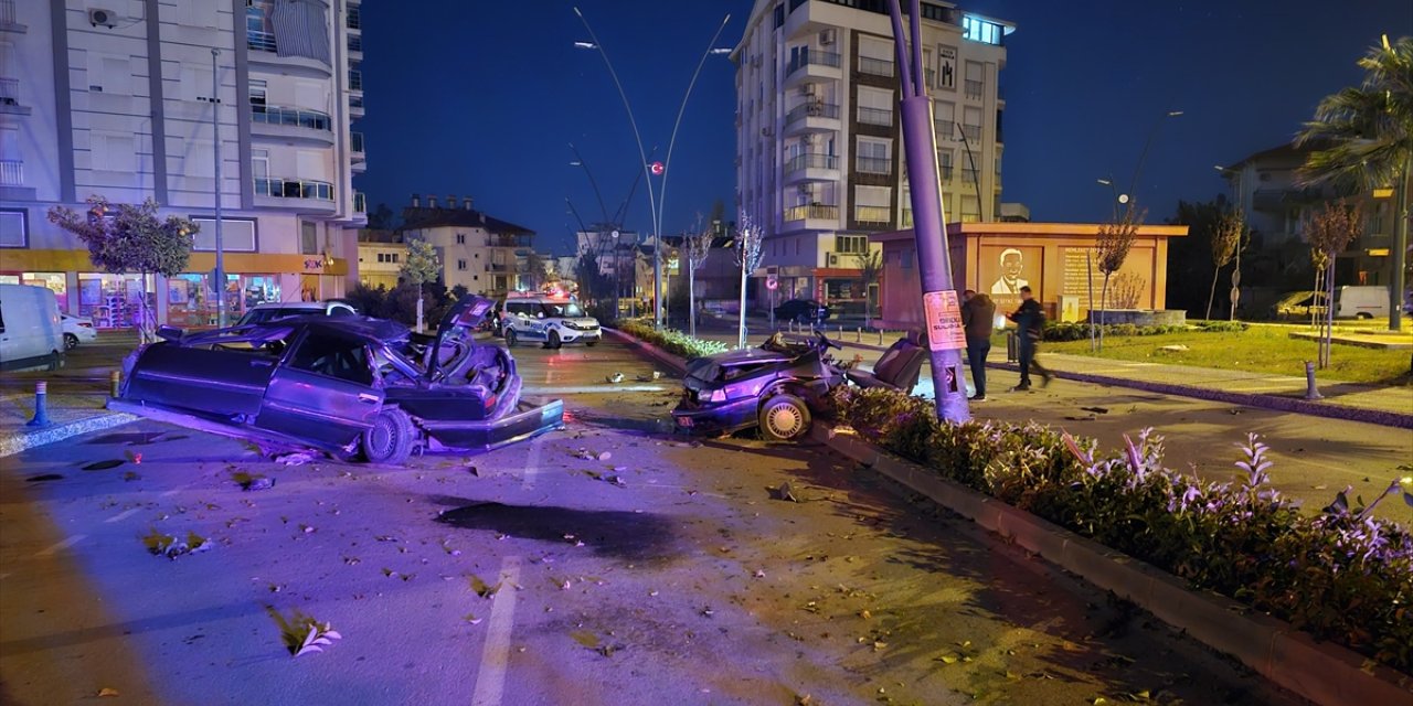 Antalya'da aydınlatma direğine çarpıp ikiye bölünen otomobildeki genç kız öldü, sürücü yaralandı