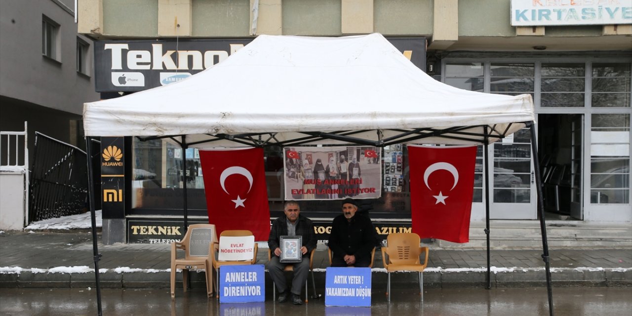 Muşlu aileler DEM Parti binası önündeki "evlat nöbeti"ni sürdürdü