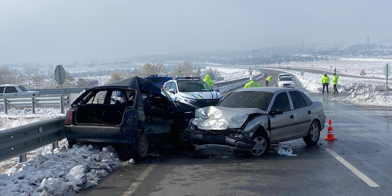 Kahramanmaraş'ta iki otomobilin çarpıştığı kazada 1 kişi öldü, 4 kişi yaralandı