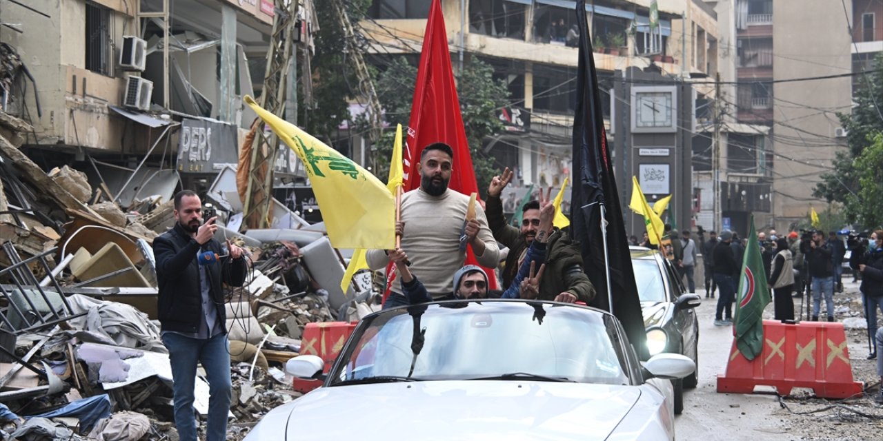 Lübnan'ın başkenti Beyrut'un güneyindeki Dahiye'de, İsrail'le ateşkes coşkuyla kutlandı