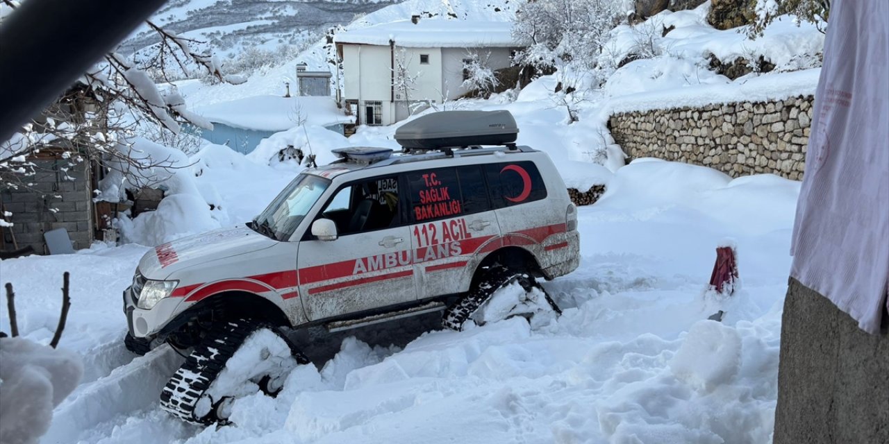 Erzincan'da yolu kardan kapanan köydeki hastaya paletli ambulansla ulaşıldı