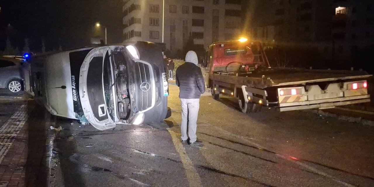 Bursa'da otomobil ile servis minibüsünün çarpıştığı kazada 8 işçi yaralandı