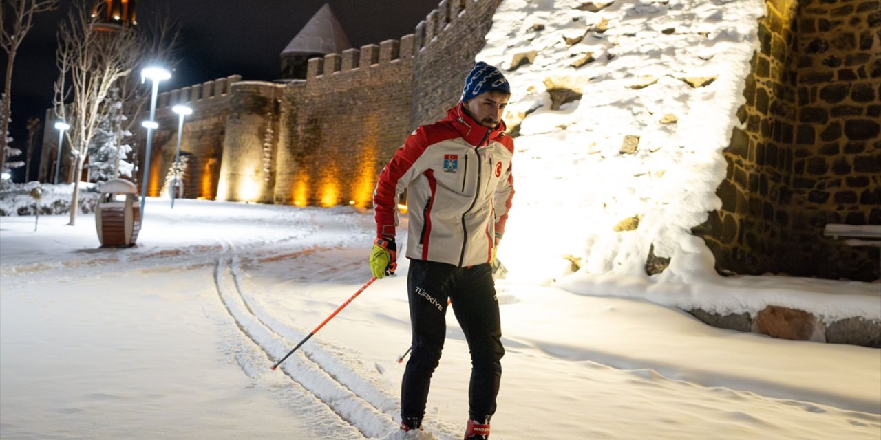 Milli sporcudan Erzurum'un tarihi yapıları arasında kayak keyfi