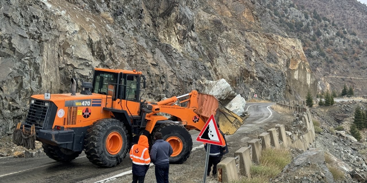 Artvin-Ardahan kara yolunda ulaşım heyelan nedeniyle kontrollü sağlanıyor