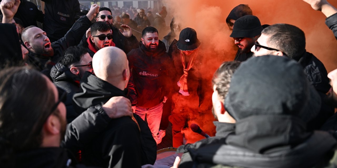 Galatasaraylı taraftarlar, AZ Alkmaar ile oynanacak maç için AFAS Stadı'na hareket etti