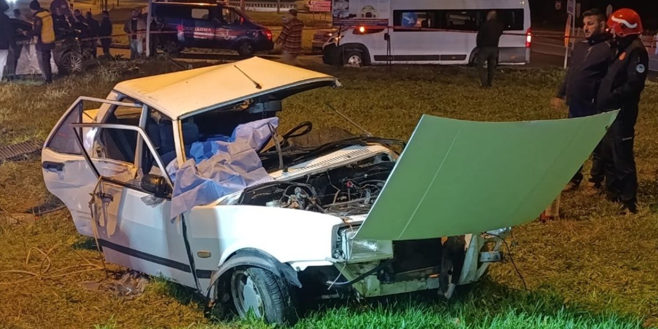 Sakarya'da iki otomobilin çarpıştığı kazada karı koca hayatını kaybetti