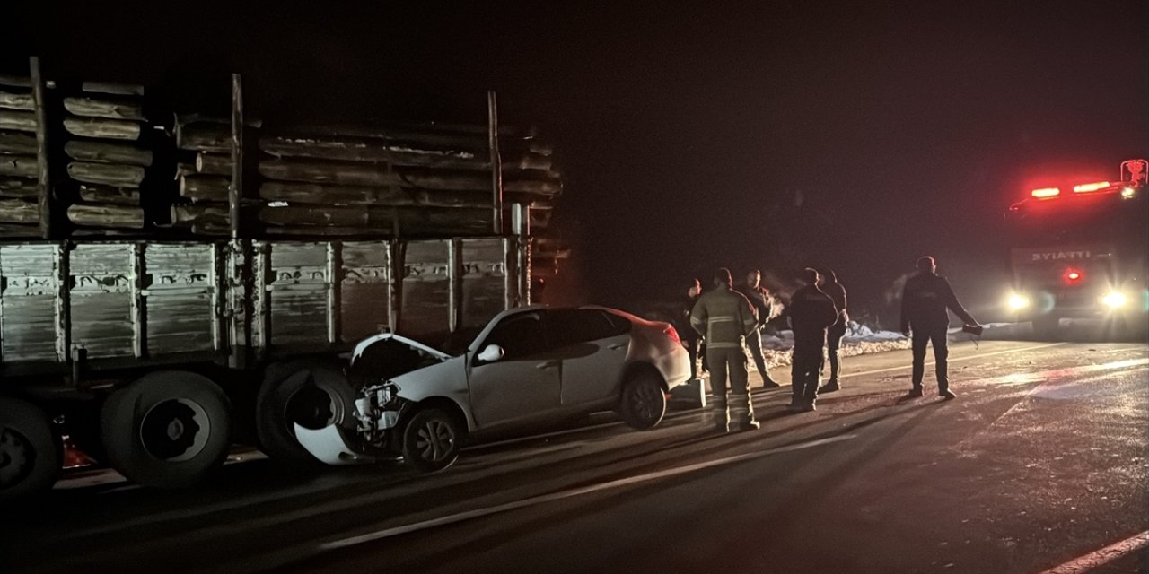 Karabük'te tomruk yüklü kamyona arkadan çarpan otomobilin sürücüsü yaralandı