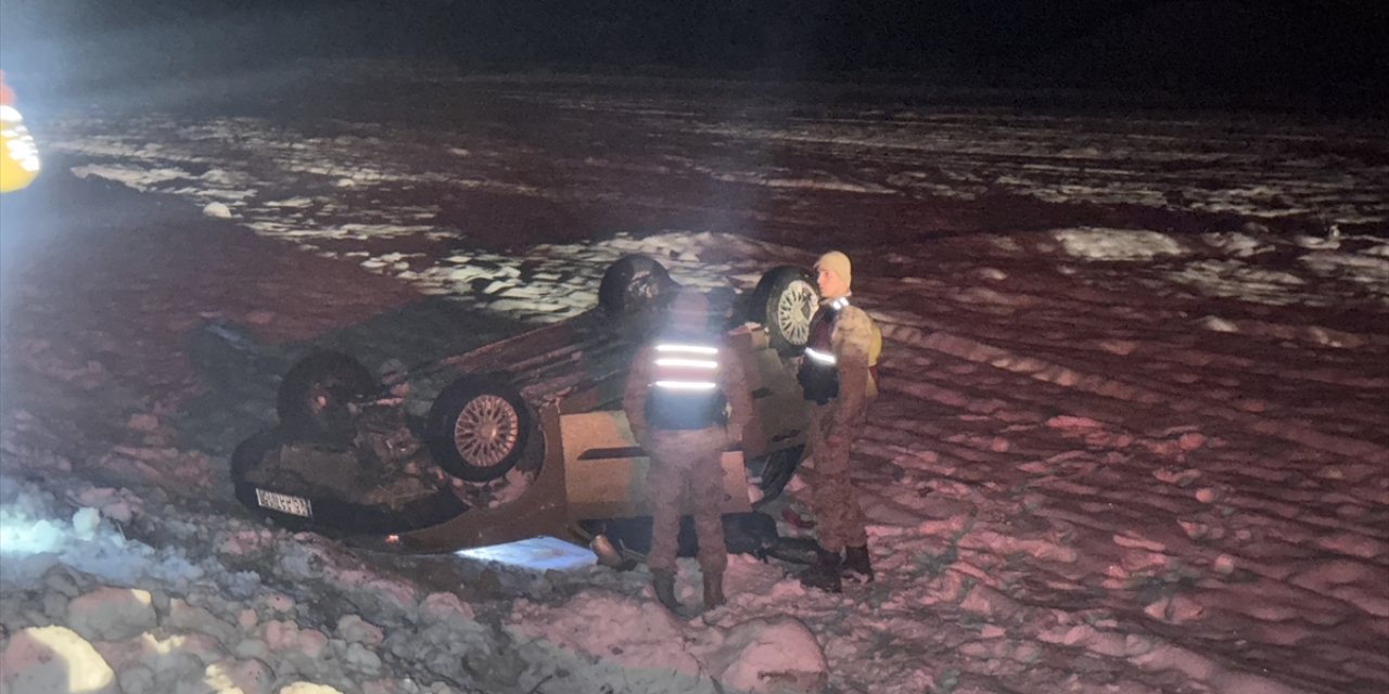 Erzurum'da şarampole devrilen otomobildeki 4 kişi yaralandı