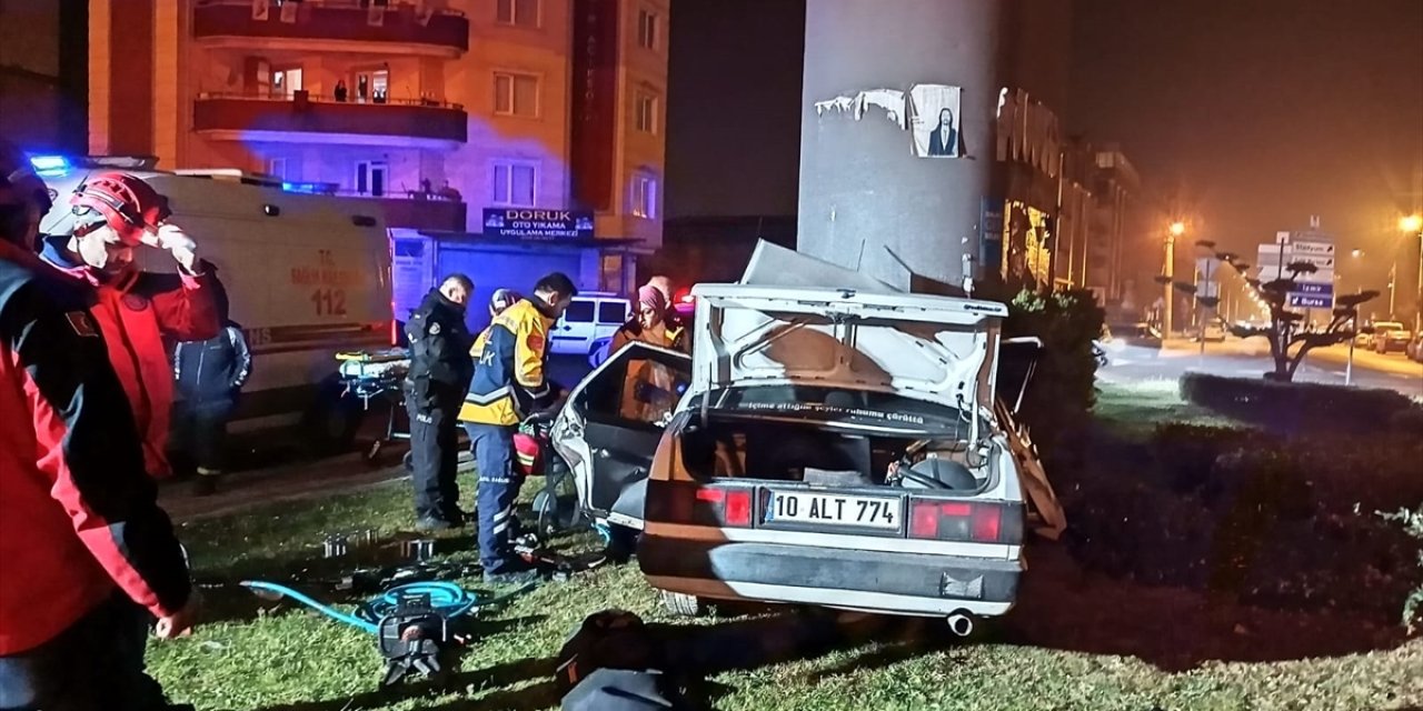 Balıkesir'de üst geçidin ayağına çarpan otomobilin sürücüsü öldü