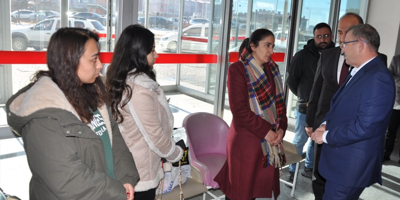 GÜNCELLEME - Kars'ta öğretmenleri taşıyan minibüs otomobile çarptı, 13'ü öğretmen 14 kişi yaralandı